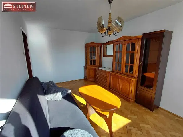 Woonkamer; natuurlijk licht, houten vloer, rustieke stijl