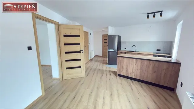 Keuken; houten vloer, gerenoveerd, natuurlijk licht, moderne stijl
