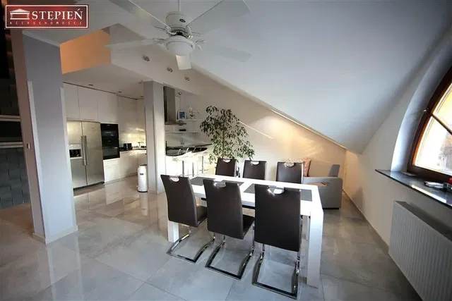 Woonkamer; keukenapparatuur, tegelvloer, natuurlijk licht, moderne stijl