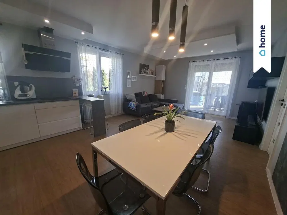 Salon; électroménager, lumière naturelle, style moderne
