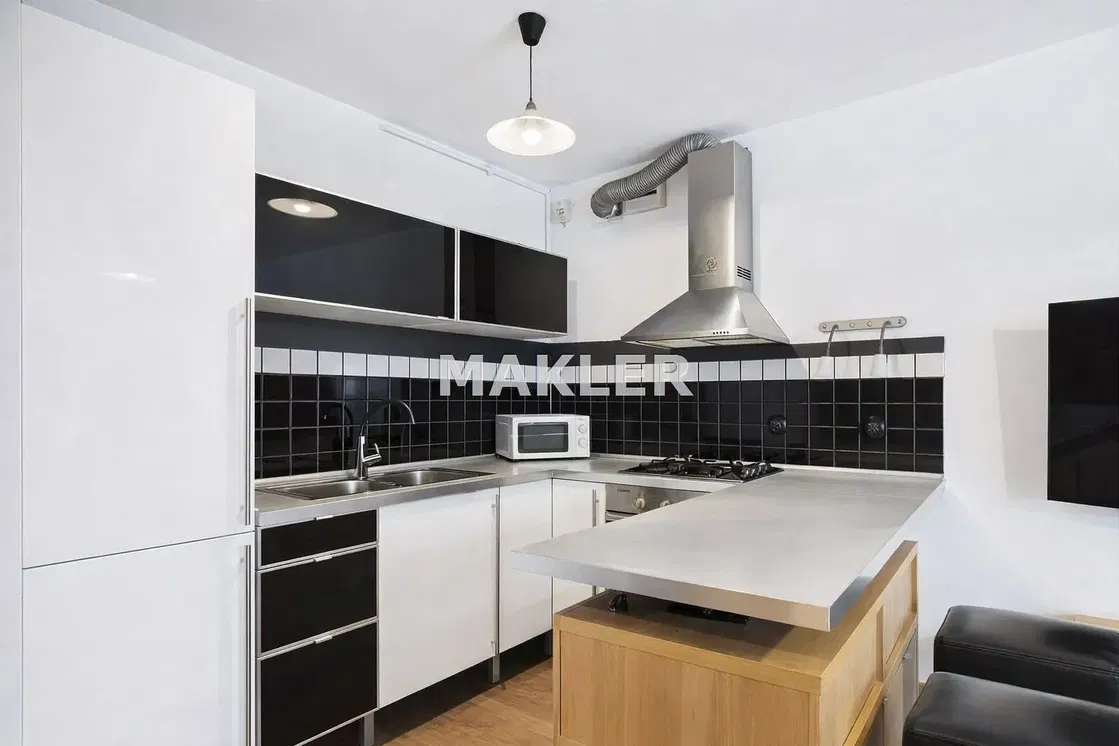 Cuisine; électroménager, rénové, lumière naturelle, style moderne