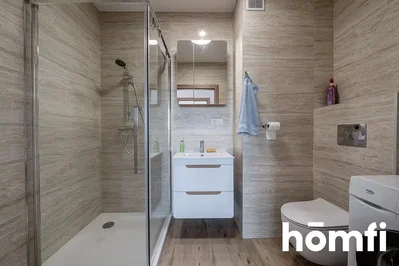 Salle de bain; carrelage, rénové, lumière naturelle, style moderne