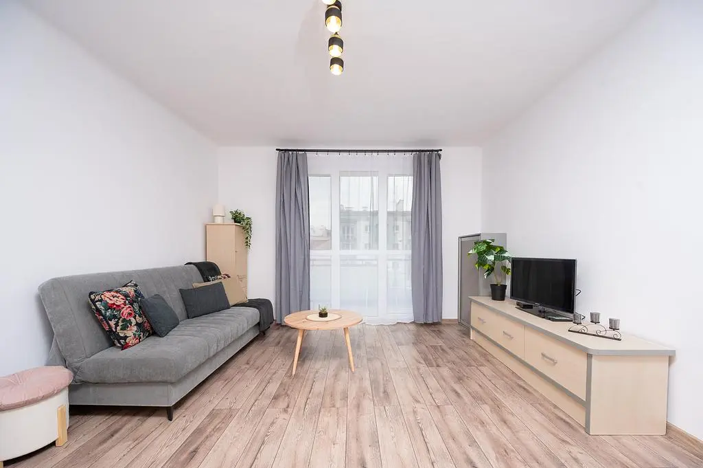 Salon; parquet, lumière naturelle, style moderne