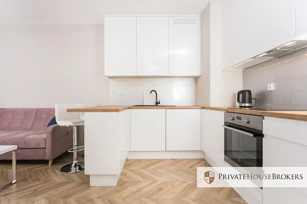 Cuisine; électroménager, parquet, lumière naturelle, style moderne