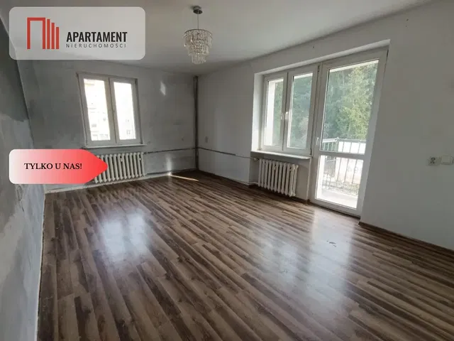 Salon; parquet, lumière naturelle, nécessite rénovation, vue