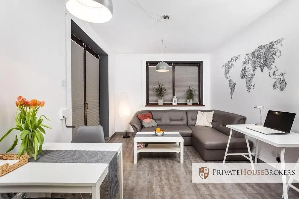 Salon; lumière naturelle, style moderne, carrelage