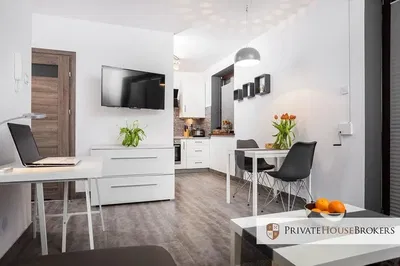 Salon; style moderne, carrelage, électroménager, lumière naturelle, rénové