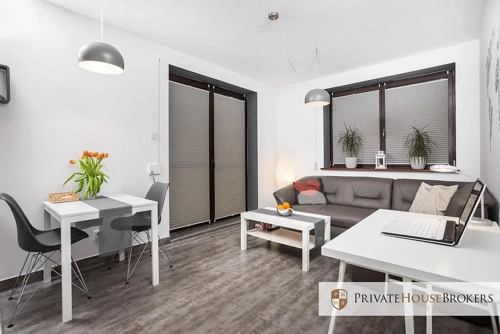 Salon; carrelage, lumière naturelle, style moderne