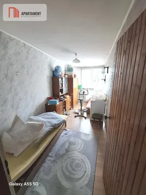 Chambre; nécessite rénovation, lumière naturelle
