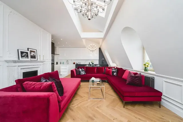 Salon; wysokie sufity, światło dzienne, styl nowoczesny