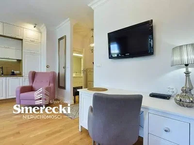 Salon; style moderne, parquet, lumière naturelle