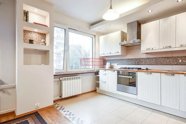 Cuisine; électroménager, lumière naturelle, style moderne, carrelage