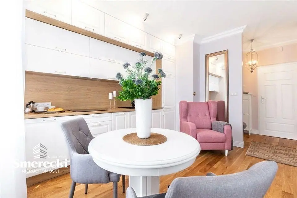 Cuisine; parquet, lumière naturelle, style moderne