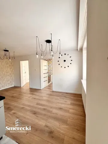 Salon; parquet, lumière naturelle, style moderne