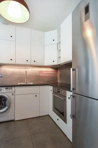 Keuken; keukenapparatuur, tegelvloer, gerenoveerd
