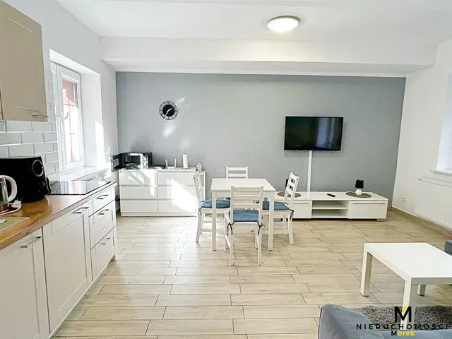 Cuisine; lumière naturelle, style moderne, carrelage