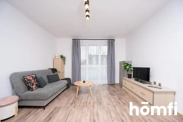 Obývací pokoj; přirozené světlo, dřevěná podlaha, moderní styl