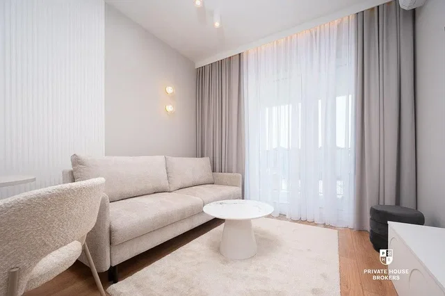 Sala de estar; luz natural, estilo moderno, chão de madeira