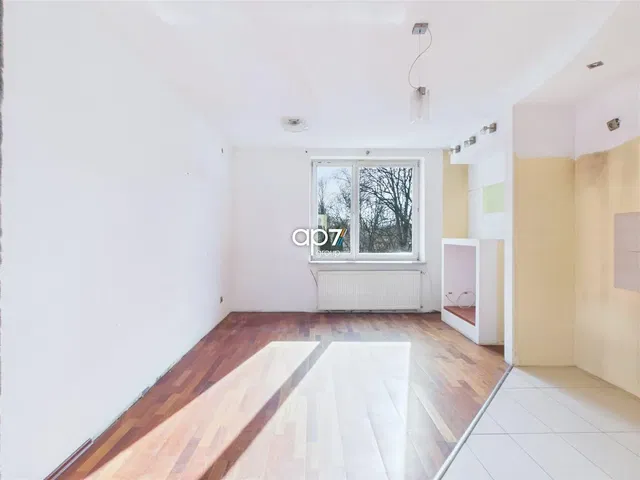 Salon; widok, podłoga drewniana, światło dzienne, wymaga remontu