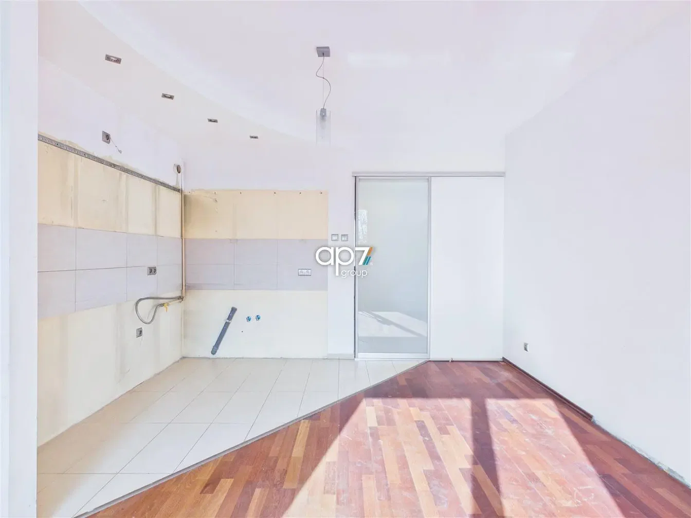 Cuisine; nécessite rénovation, carrelage, parquet, lumière naturelle