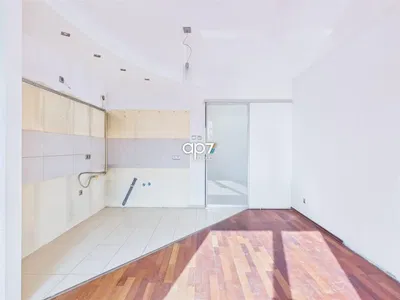 Cuisine; nécessite rénovation, carrelage, parquet, lumière naturelle