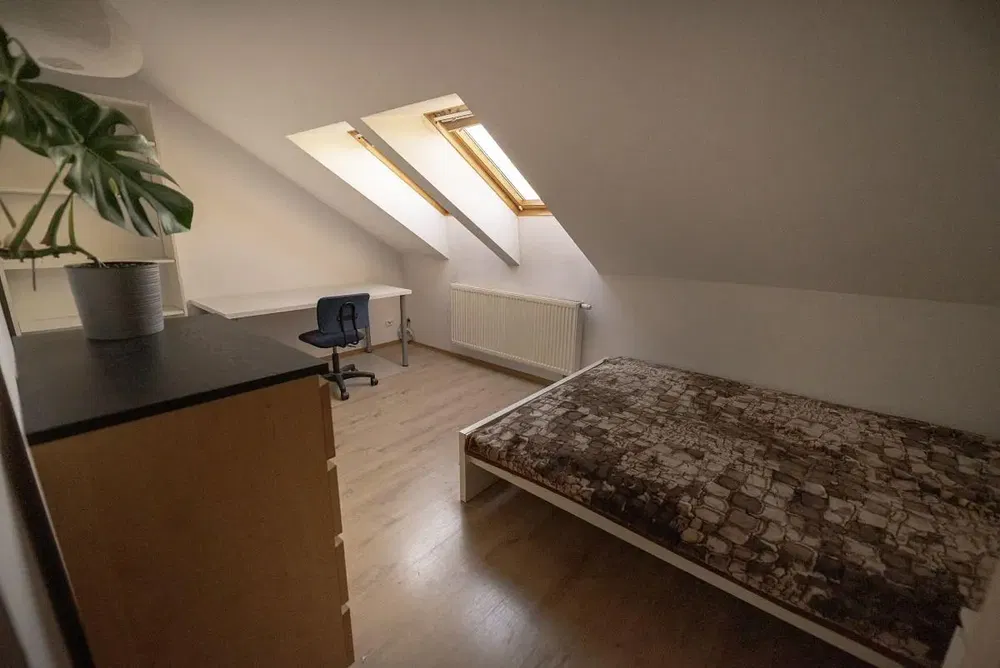 Spavaća soba; prirodna svjetlost, drveni pod