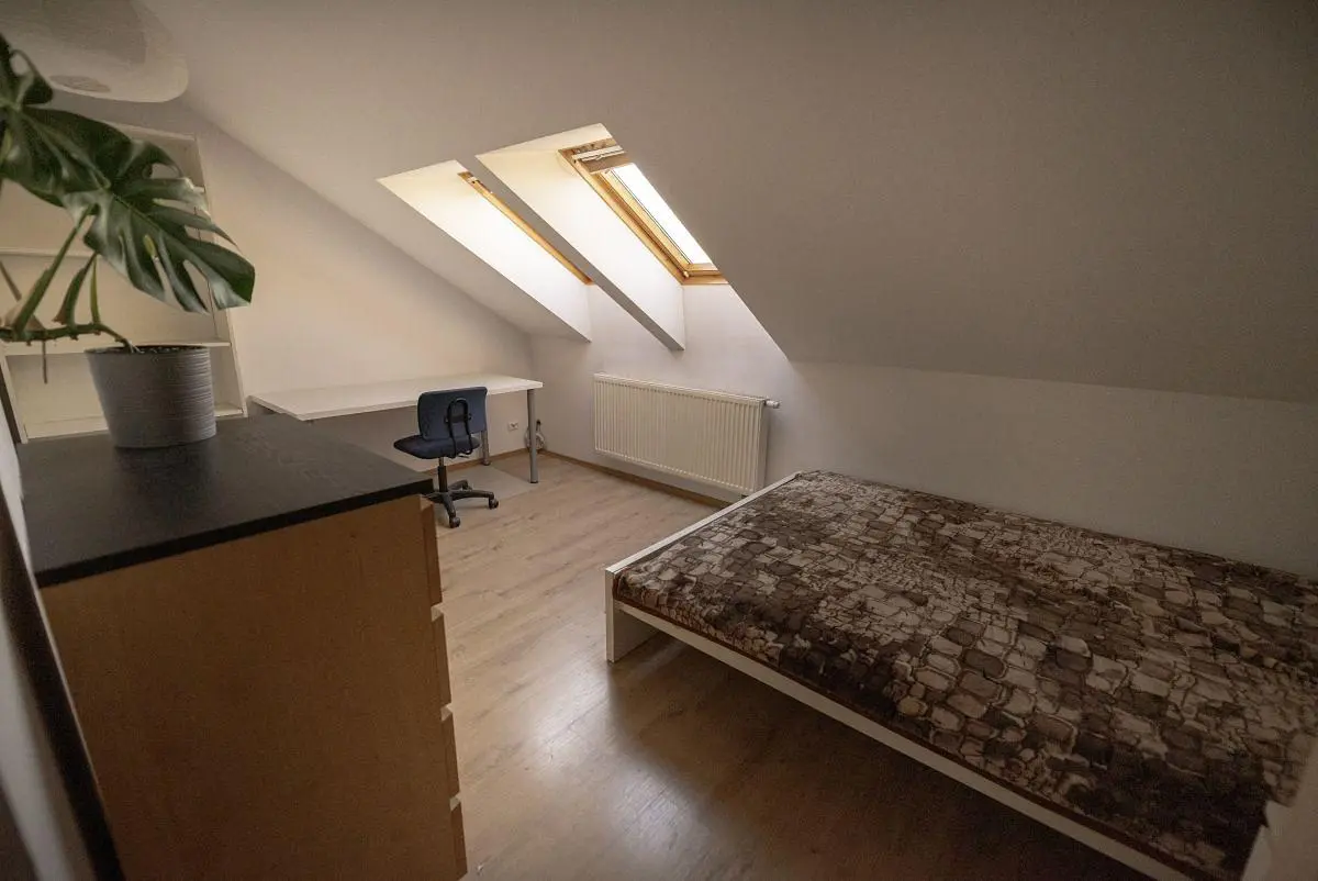 Spavaća soba; prirodna svjetlost, drveni pod