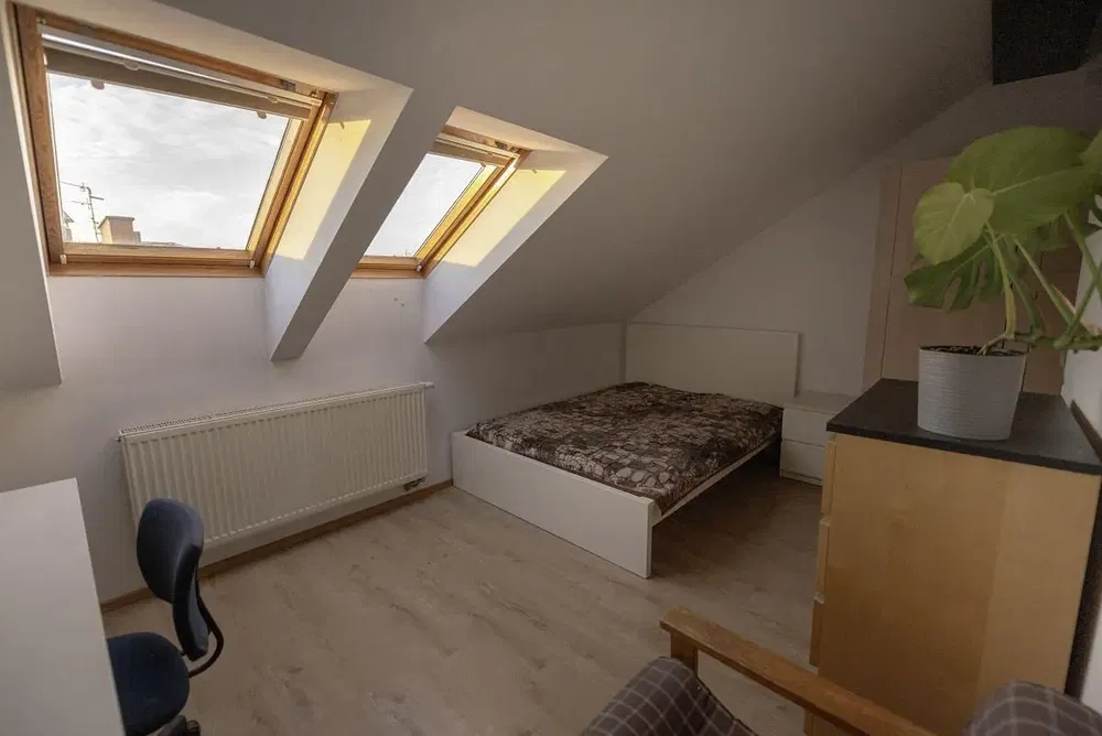 Spavaća soba; prirodna svjetlost, drveni pod