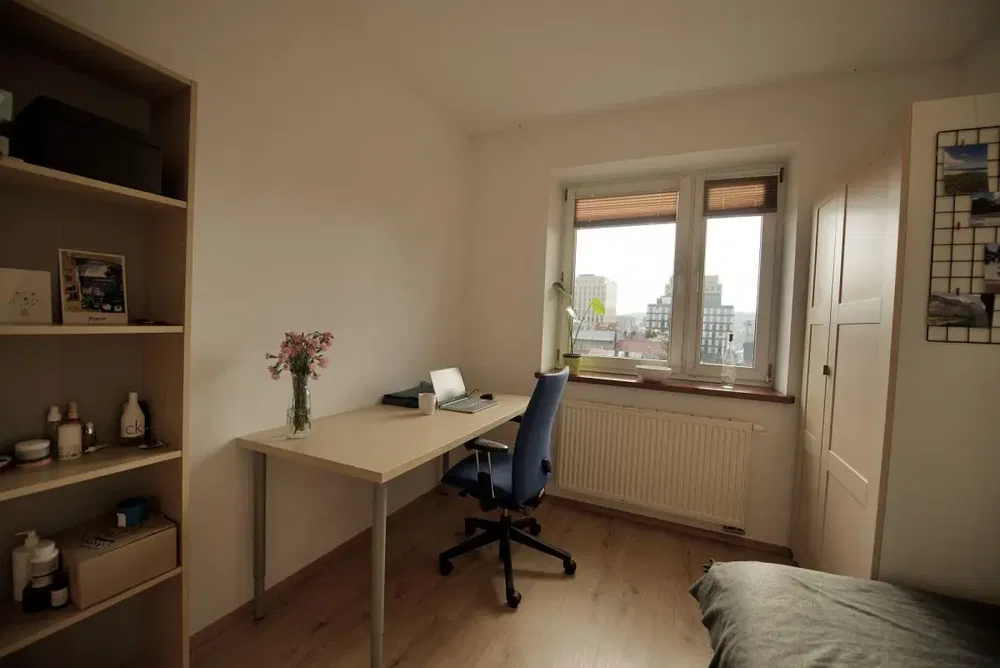 Chambre; vue, parquet, lumière naturelle