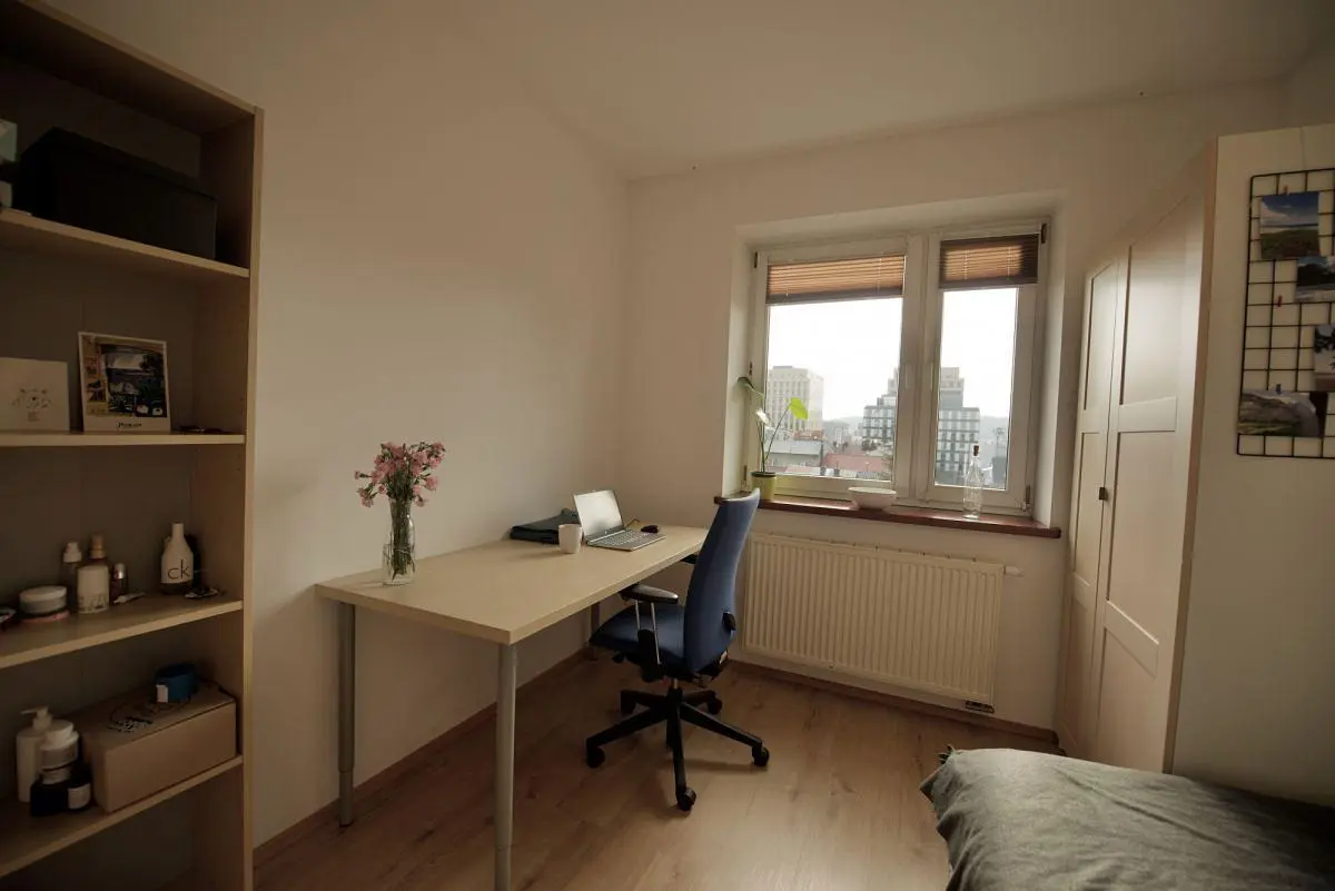 Chambre; vue, parquet, lumière naturelle