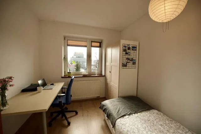 Sypialnia; światło dzienne, podłoga drewniana