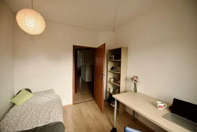 Chambre; lumière naturelle, parquet