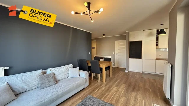 Salon; podłoga drewniana, światło dzienne, styl nowoczesny