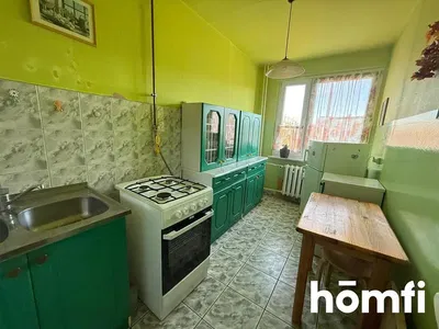 Cuisine; carrelage, électroménager, lumière naturelle