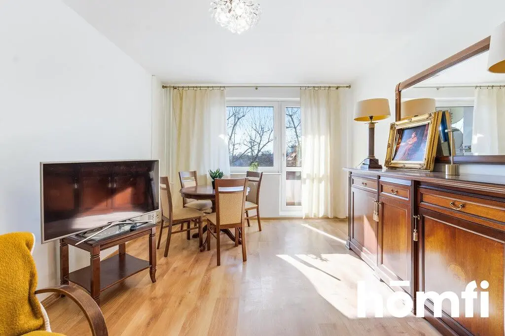 Salon; parquet, lumière naturelle, style moderne