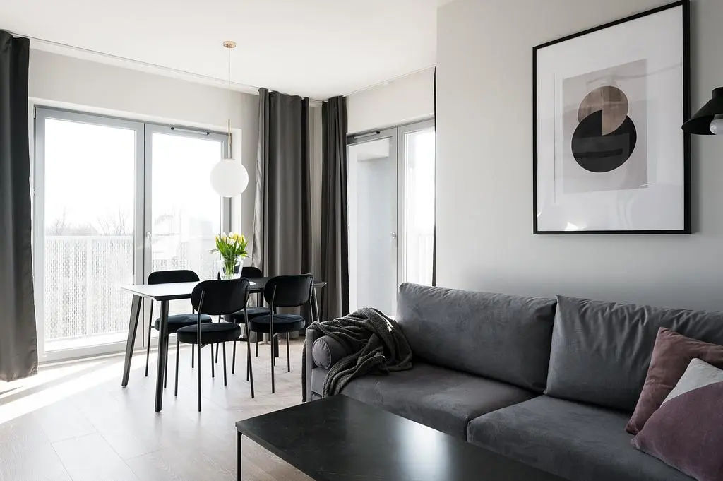 Dnevna soba; prirodno svjetlo, moderni stil, drveni pod