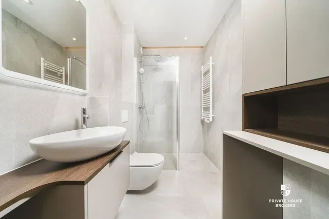 Banyo; fayans zemin, tadilatlı, doğal ışık