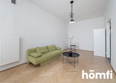 Dnevna soba; drveni pod, prirodno svjetlo, moderni stil