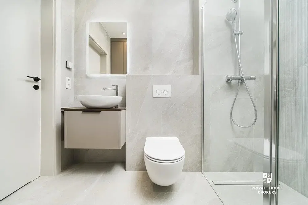 Salle de bain; carrelage, rénové, lumière naturelle
