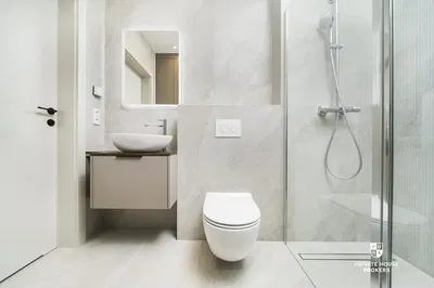 Salle de bain; carrelage, rénové, lumière naturelle