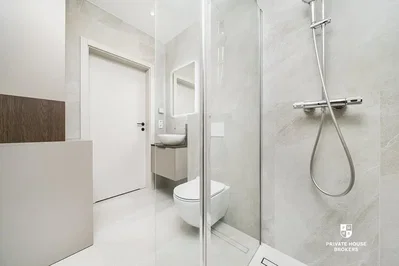 Salle de bain; carrelage, lumière naturelle, rénové, style moderne