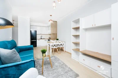 Wohnzimmer; tageslicht, moderner stil, holzboden