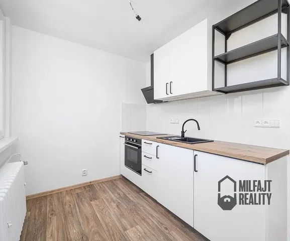 Cuisine; électroménager, parquet, rénové, lumière naturelle