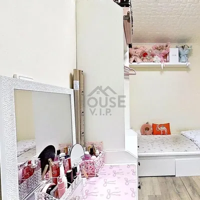 Spavaća soba; moderan stil, drveni pod