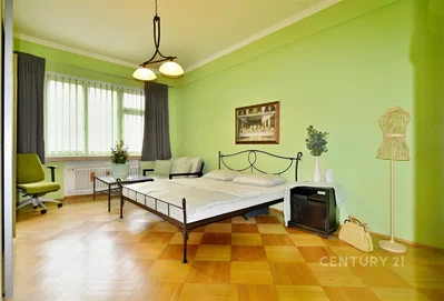 Ložnice; přirozené světlo, dřevěná podlaha