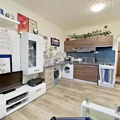 Kuhinja; kućanski aparati, pločice, moderan stil