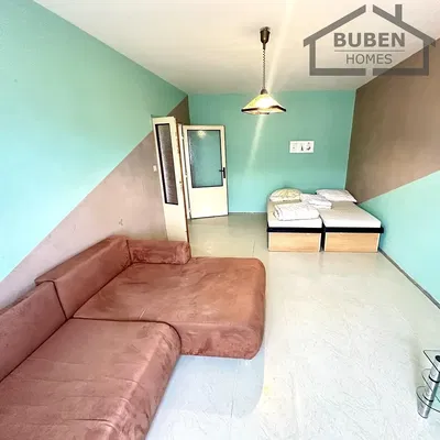 Ložnice; přirozené světlo, moderní styl