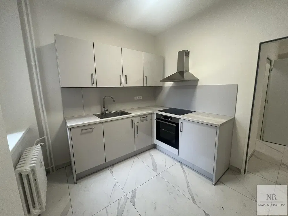 Küche; küchengeräte, fliesenboden, renoviert, tageslicht, moderner stil