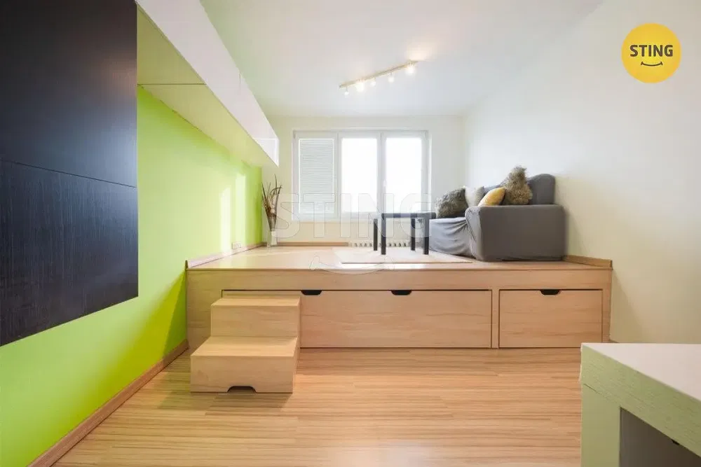 Obývací pokoj; dřevěná podlaha, přirozené světlo, moderní styl