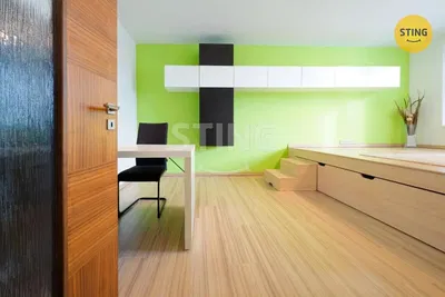 Obývací pokoj; moderní styl, dřevěná podlaha, přirozené světlo